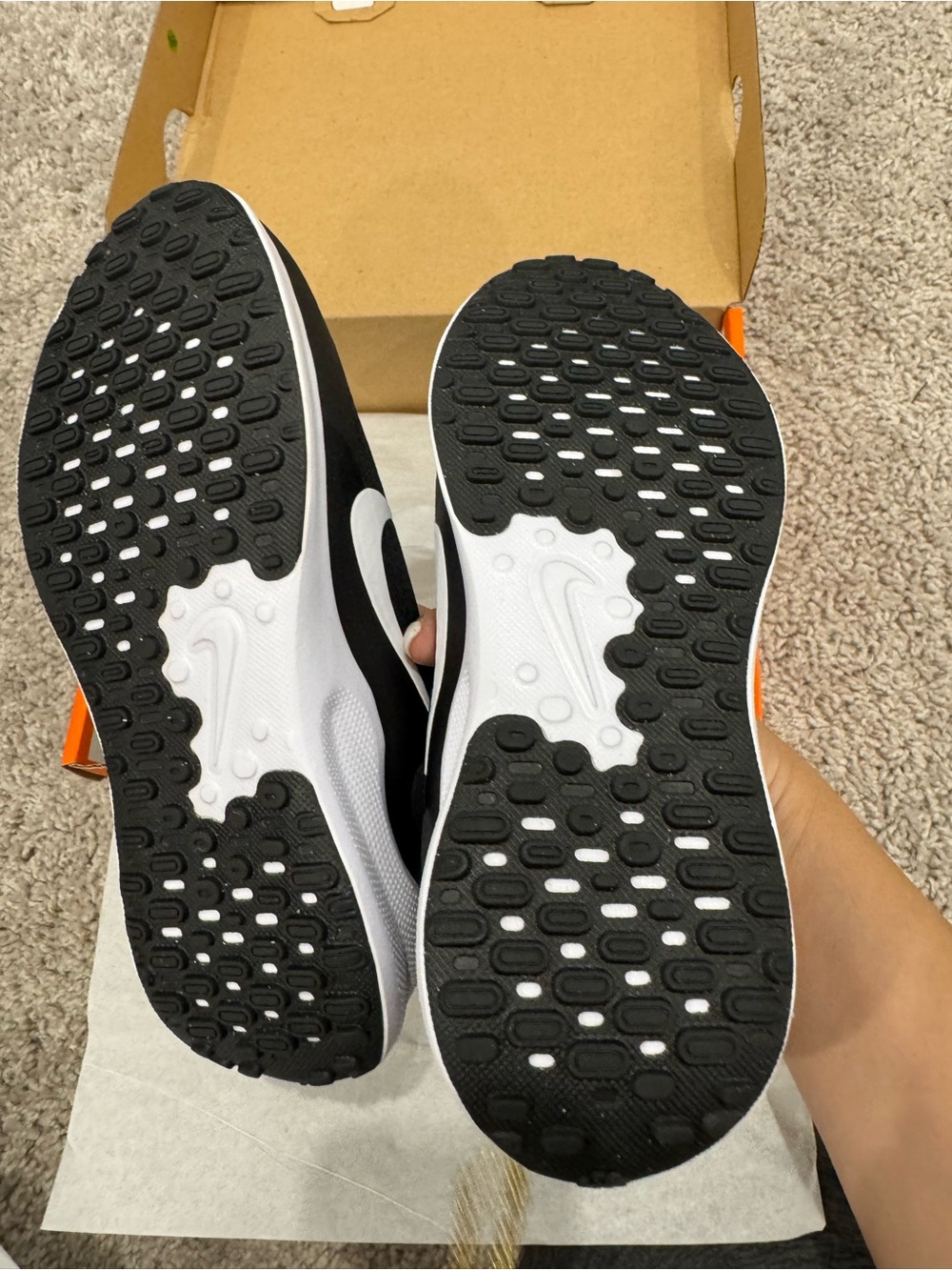 NWT Nike Revolution 7 GS Running Shoes Black White Youth 1Y Sneakers - Picture 3 of 4